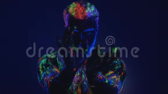在紫外线下留胡子的人魔法用手传递手的特写在紫外线下跳舞一个视频的预览图