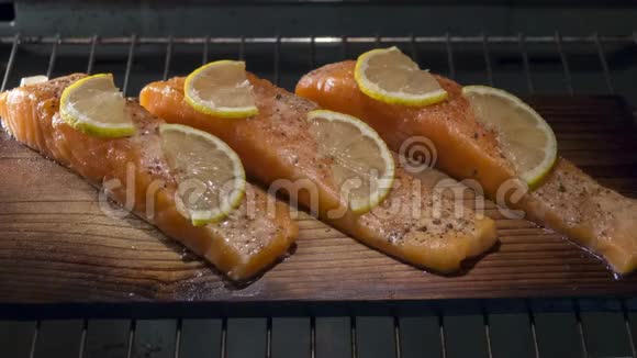 雪松板上放三文鱼片烤箱里放柠檬时光流逝视频的预览图
