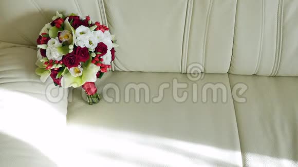 婚礼的鲜花花束躺在沙发上婚礼新娘花束视频的预览图