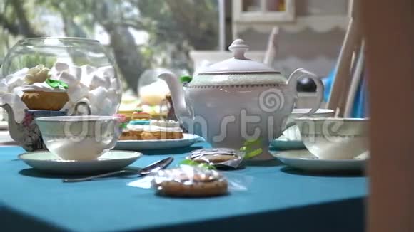 美丽的茶具与甜点风格的爱丽丝仙境蓝色桌布视频的预览图