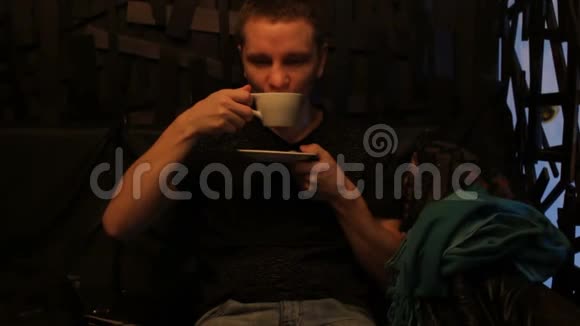 小帅哥在咖啡馆喝咖啡视频的预览图