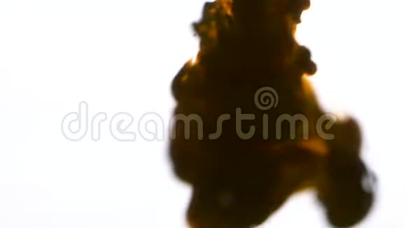 在白色背景的水中涂抹彩色墨水五颜六色黄色的抽象烟雾从上往下飘视频的预览图