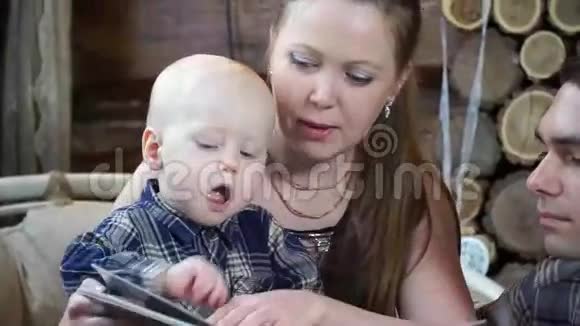 一个孩子正坐在妈妈的手里看书视频的预览图