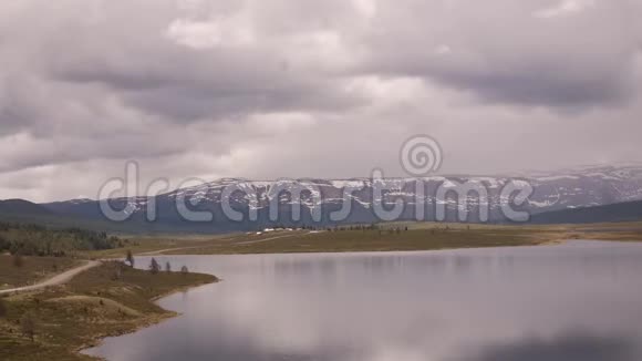 带雨云反射于水面的山湖时移景视频的预览图