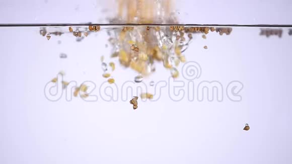 豌豆在水中沸腾视频的预览图