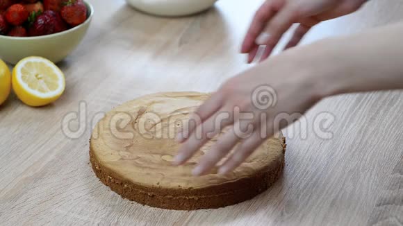 女孩做蛋糕去切海绵蛋糕视频的预览图
