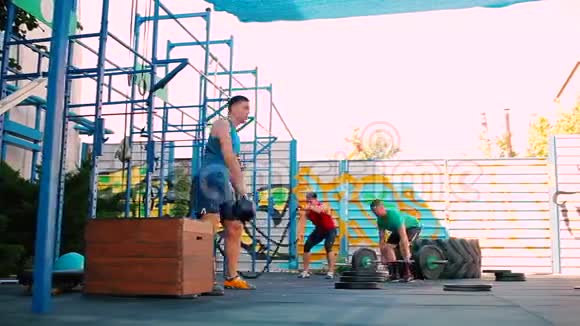 男人在街上做交叉健身运动视频的预览图