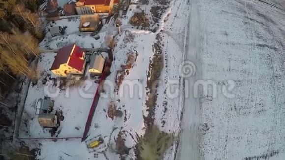 俄罗斯有房子和雪田的村庄的空中射击视频的预览图