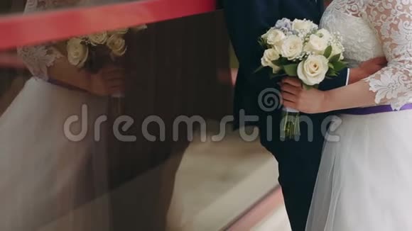 在他们的婚礼外门里快乐的情侣和美妙的拥抱视频的预览图
