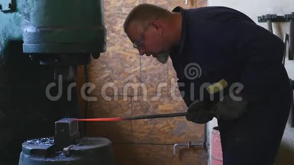 铁匠在压力机下加工金属管慢动作视频的预览图