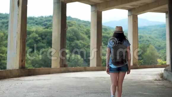 年轻的女旅行者带着背包在古城散步视频的预览图