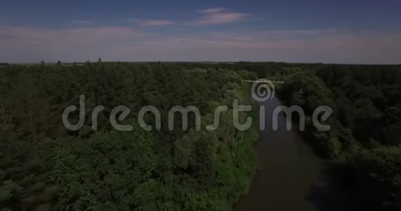 河上桥梁的鸟瞰图视频的预览图