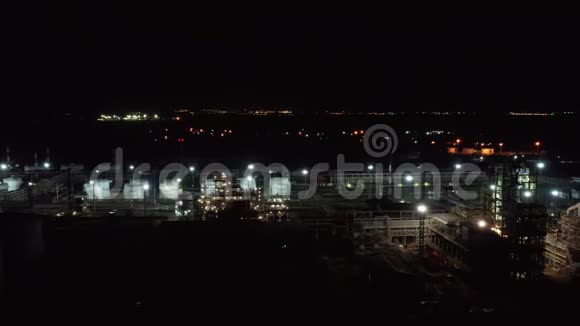 炼油厂之夜视频的预览图