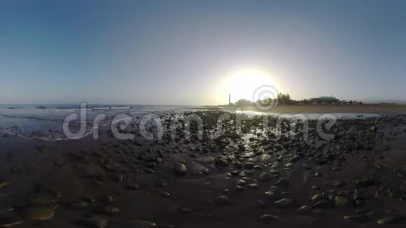 马斯帕洛马斯度假胜地和日落时带岩石的海洋海岸加那利岛视频的预览图