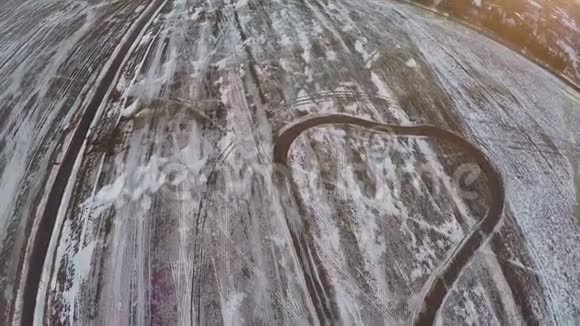 鸟瞰乡镇附近的雪田俄罗斯的冬天视频的预览图