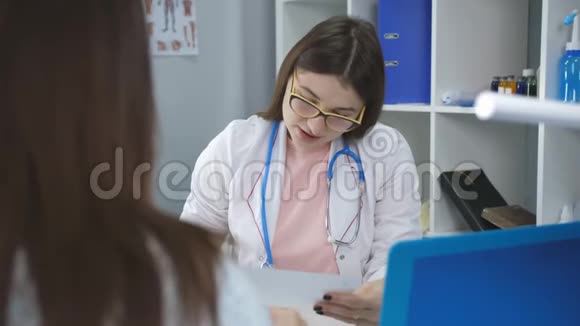 医学医疗保健和人的概念女医生在医院与女病人交谈视频的预览图