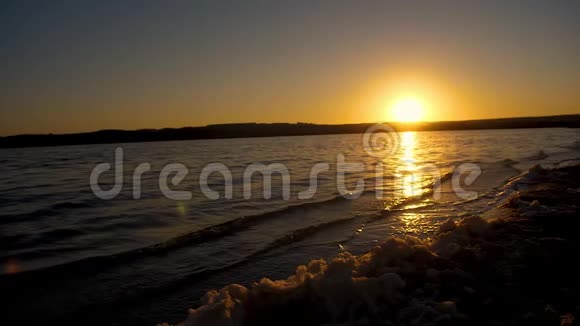 波浪在水面上泡沫在夕阳下慢动作视频的预览图