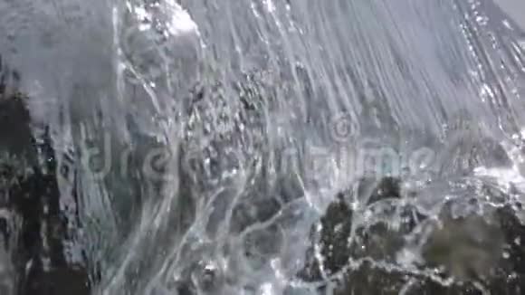 水从上面流下来慢动作视频的预览图