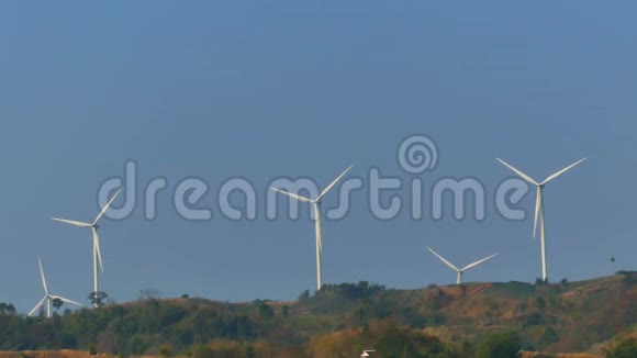 有蓝天的山上有风力涡轮机视频的预览图