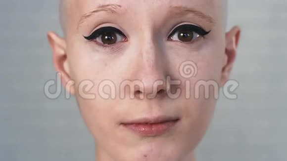 一位患癌症的悲伤沮丧的女人看镜头的肖像视频的预览图