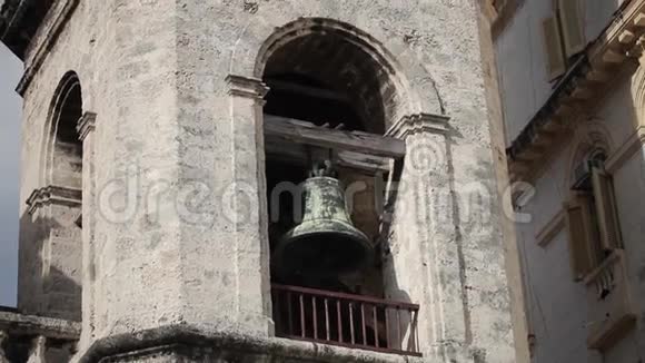 塔上的教堂钟声视频的预览图