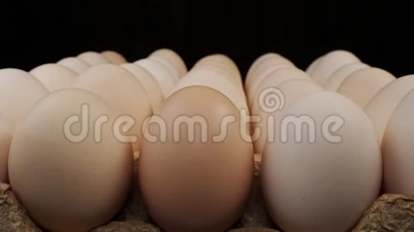 新鲜的大鸡蛋在看台上旋转视频的预览图