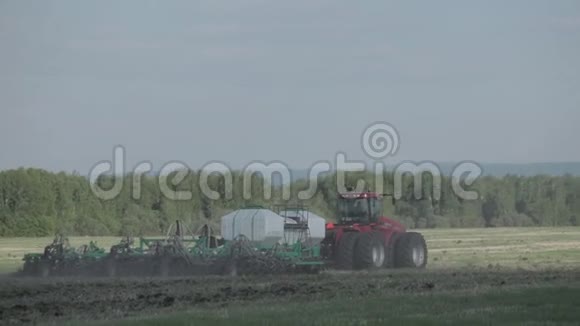 拖拉机和播种机种植作物视频的预览图