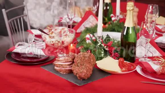 餐桌上的传统美味食物供家人庆祝圣诞视频的预览图