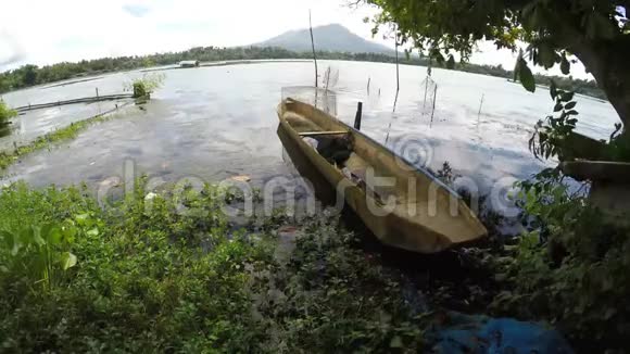 漂浮在污染湖上的木排船视频的预览图