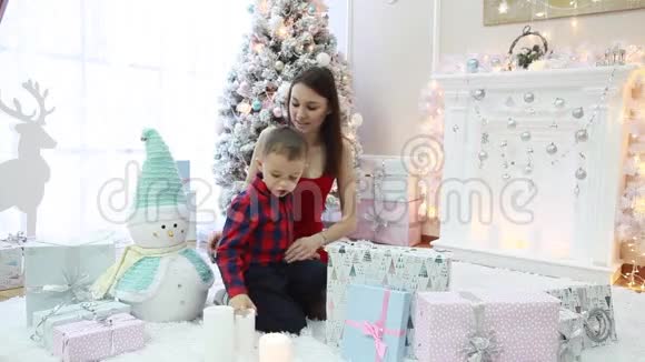 欢乐的家庭和许多圣诞礼物在圣诞树在节日的房间视频的预览图