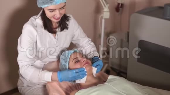 在水疗美容院接受面膜的女性患者视频的预览图