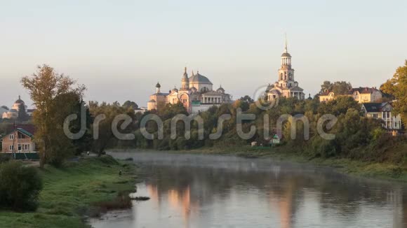 俄罗斯托日克的特维塔河上的修道院视频的预览图