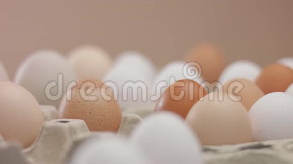 盒子里有白色和棕色的鸡蛋视频的预览图