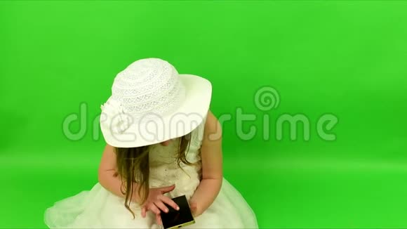 女孩用手机小女孩在色度键背景视频的预览图