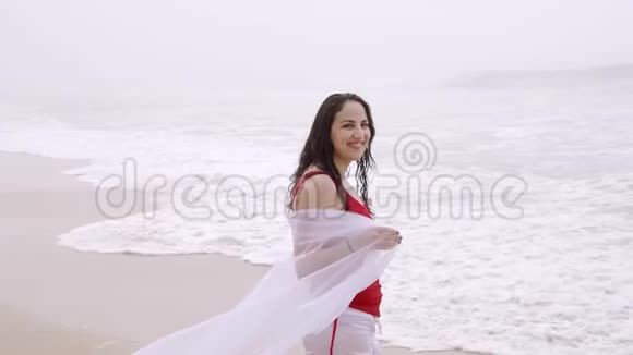美丽性感的女孩夏天在海滩度过美好的一天视频的预览图