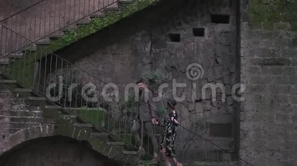 一对夫妇在旧楼爬楼梯视频的预览图
