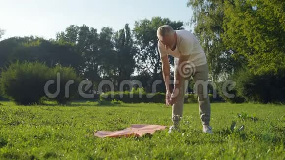 运动的老人在户外做热身运动视频的预览图