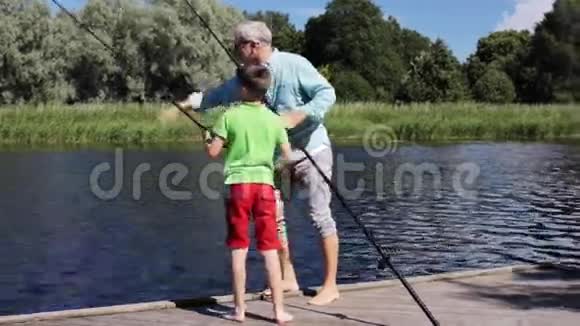 祖父和孙子在河泊2钓鱼视频的预览图