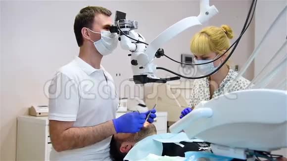 牙医治疗人类的牙齿视频的预览图