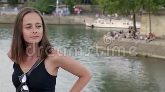 年轻的法国女人在巴黎塞纳河放松视频的预览图