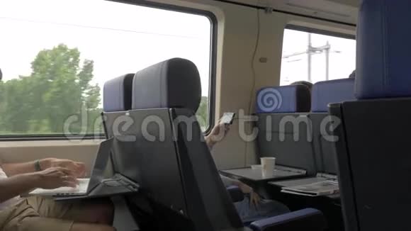 通勤列车上使用手机和笔记本电脑的男性视频的预览图