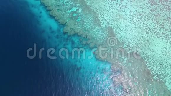 大海珊瑚礁云层和天空的拍摄视频的预览图