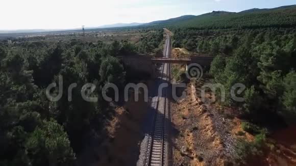 山地自行车骑车过桥过线视频的预览图