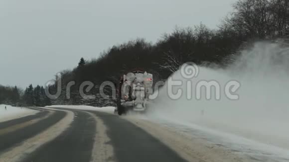 除雪机清除路面积雪慢速前进视频的预览图