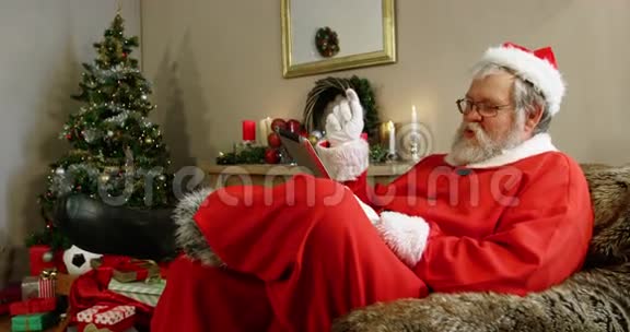 圣诞老人看着剪贴板视频的预览图
