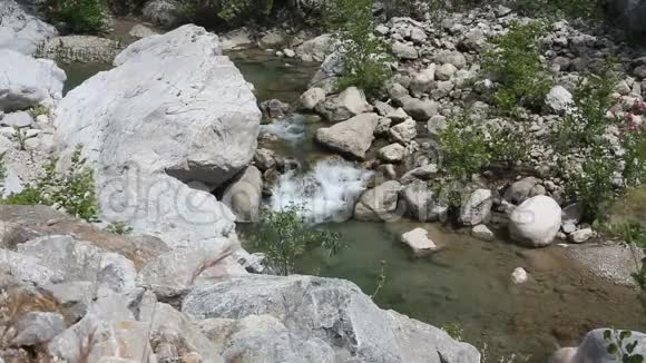 瀑布和山湖的镜头视频的预览图