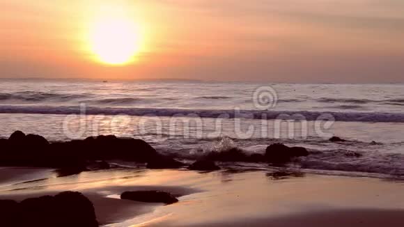 海上日落海边巨浪奥视频的预览图
