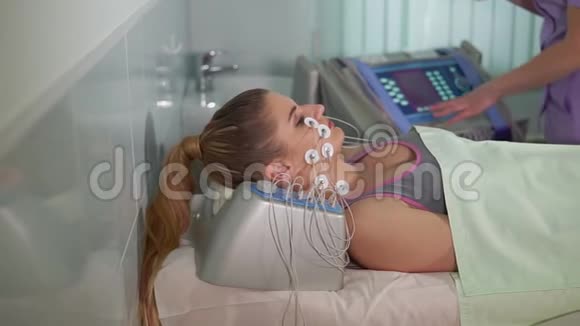 美容治疗女人受到面部电刺激视频的预览图
