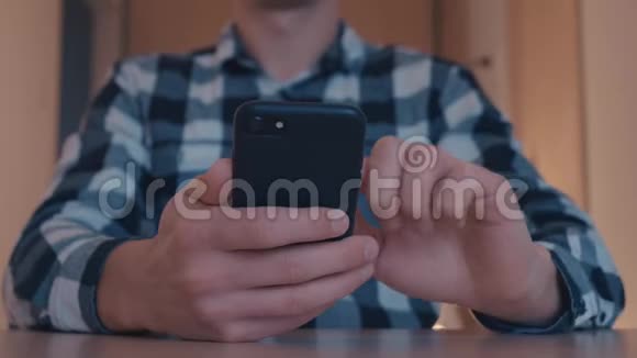 男人手滚动图片照片在Instagram应用程序使用智能手机在办公室关门视频的预览图