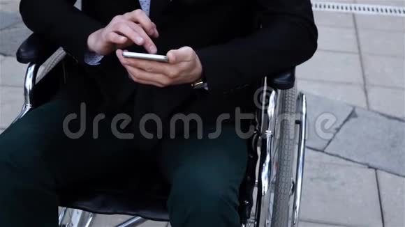 男性残疾人使用手机视频的预览图